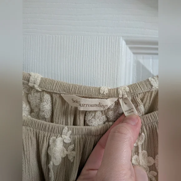 Soft Surroundings Beige White Embroidered Boho Blouse Womens Large - Picture 3 of 7